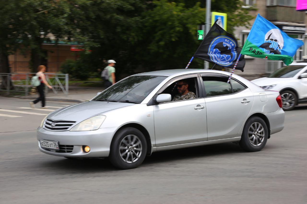 Фото Десантники в фонтанах и колонны машин. Что происходит на улицах Новосибирска в День ВДВ. ОНЛАЙН 9